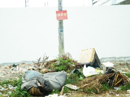 Cấm nhưng vẫn đổ rác