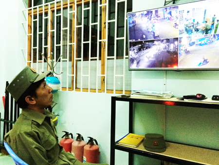 Bảo vệ dân phố phường Phương Sài theo dõi camera an ninh