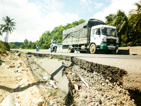 Quốc lộ 1, đoạn qua xã Vĩnh Lương, TP. Nha Trang bị khoét sâu vào mặt đường gần 1m, kéo dài khoảng 10m