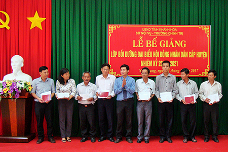 Bế giảng lớp bồi dưỡng đại biểu HĐND cấp huyện