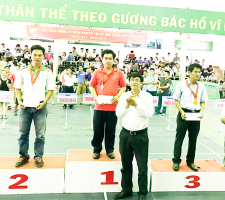 Ban tổ chức trao huy chương cho các vận động viên đạt thành tích xuất sắc