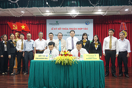 Vietcombank Khánh Hòa và Sở Y tế ký thỏa thuận hợp tác