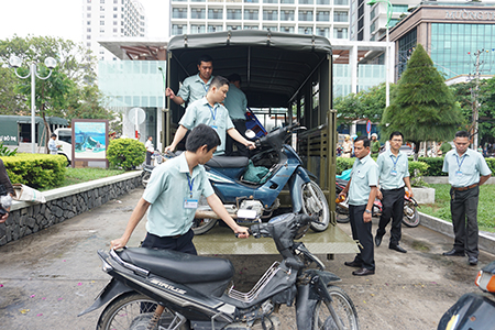 Tổ kiểm tra liên ngành đưa xe để không đúng nơi quy định về Phòng Quản lý đô thị thành phố.