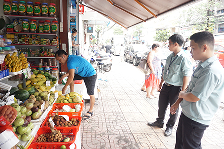 Yêu cầu chủ cơ sở bán trái cây trên đường Nguyễn Thiện Thuật thu dọn và tháo gỡ phần lấn chiếm vỉa hè để bày bán trái cây.