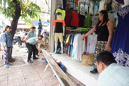 Tháo dỡ phần lấn chiếm vỉa hè.