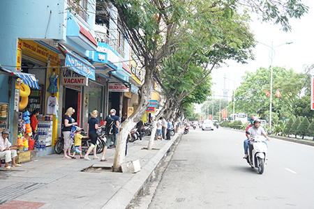 Sau khi tổ liên ngành yêu cầu các cơ sở kinh doanh dựng xe gọn gàng đúng quy định, vỉa hè đường Trần Phú đã thoáng hơn.