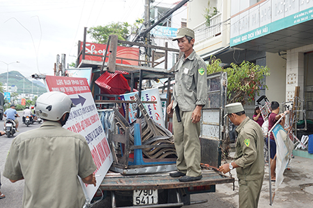 Phường Vĩnh Hải ra quân lập lại trật tự vỉa hè. 