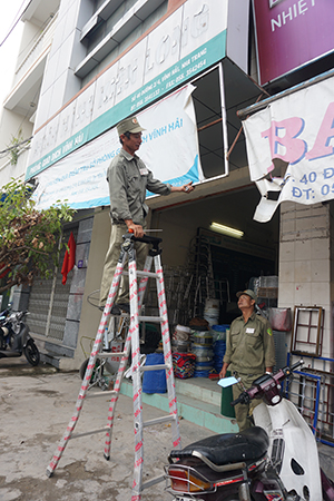 Lực lượng của phường Vĩnh Hải tháo gỡ phần lắp đặt không đúng quy cách. 