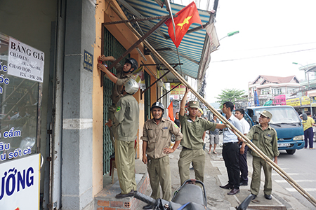 Lực lượng của phường Vĩnh Phước tháo gỡ phần lắp đặt không đúng quy cách.
