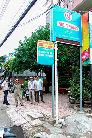 Bảng quảng cáo của doanh nghiệp lấn chiếm vỉa hè được tổ công tác phường kiểm tra, nhắc nhở khắc phục trong hôm nay.