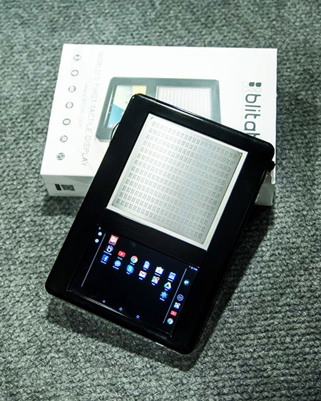 Chiếc máy tính bảng dành cho người mù hoặc người khiếm thị với phần màn hình hiển thị chữ nổi Braille ở trên và một màn hình cảm ứng ở phía dưới