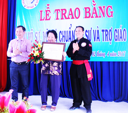 Trao bằng cho 58 võ sư võ cổ truyền