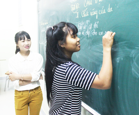 Một tiết học ở lớp phổ cập giáo dục THCS tại điểm Trường THCS  Chu Văn An