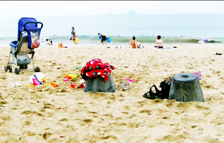 Nên có dịch vụ giữ đồ cho du khách tắm biển