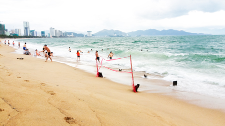 Những “chông” sắt này cần sớm tháo dỡ để đảm bảo an toàn cho người tắm biển