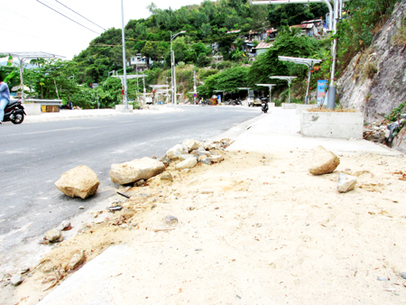 Đất, đá trên núi rơi xuống đường