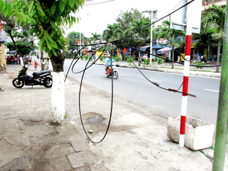 Dây cáp viễn thông thòng xuống vỉa hè