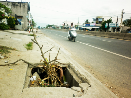 Nắp cống bị bể