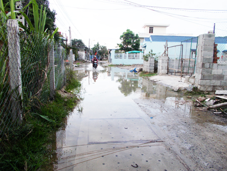 Đường ngập nước ở xã Phước Đồng: Đang tìm phương án giải quyết