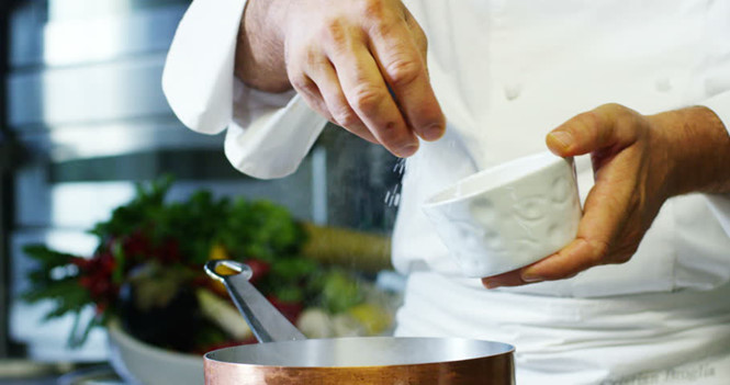 Uống nước muối ấm có lợi cho sức khỏe