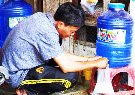 Một quán tạp hóa bán rượu giá rẻ ở xã Khánh Thành