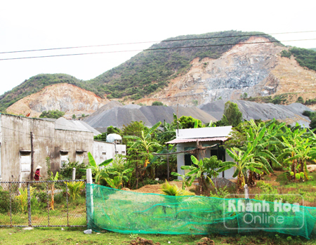 Khổ sở bên mỏ đá