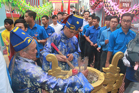 Đoàn viên, thanh niên TP. Nha Trang đến thắp hương tưởng nhớ công đức các vua Hùng