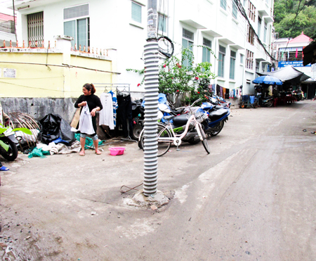 Trụ điện giữa ngã ba hẻm