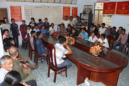 Nhiều con bạc bị đưa về cơ quan công an để điều tra. 