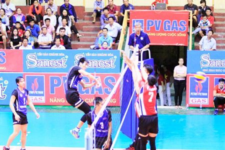 Quân đoàn 4 Becamex (trái) - Sanest Khánh Hòa (phải) trong một trận đấu ở mùa giải 2016