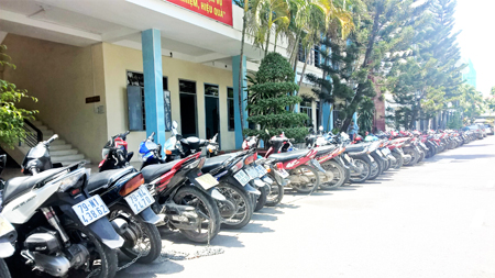 Xe máy của các con bạc bị tạm giữ