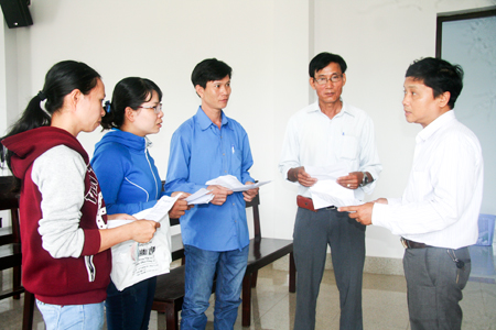 Cán bộ Công đoàn tỉnh (bìa phải) hướng dẫn người lao động làm thủ tục khởi kiện doanh nghiệp nợ bảo hiểm xã hội, chế độ thôi việc