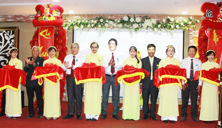 Đồng chí Lê Thanh Quang (giữa) cùng các đại biểu cắt băng khai trương khách sạn ISENA