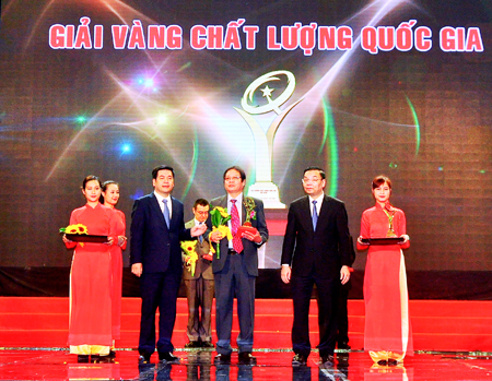 Đại diện Phân viện Thú y Miền Trung nhận giải thưởng Chất lượng Quốc gia.