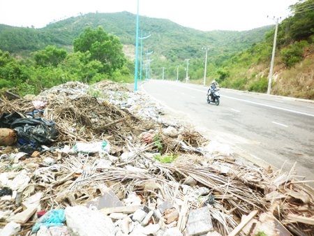 Rác đổ bừa bãi
