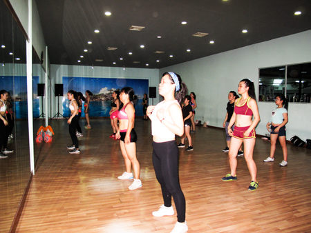 Một buổi tập dance zumba