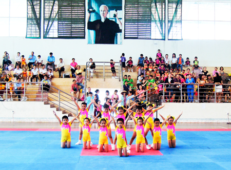 Một tiết mục thể dục đồng diễn với nhạc