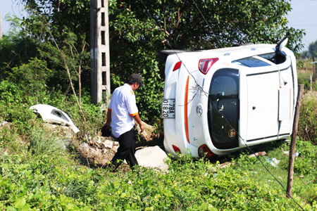 Xe taxi lao xuống bờ đìa, tài xế thoát chết