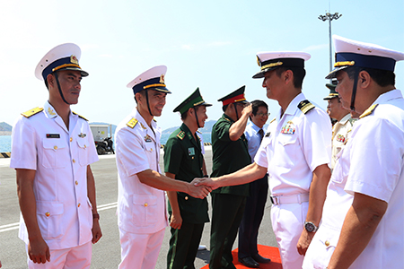 Cán bộ, chiến sĩ Vùng 4 Hải quân tiếp đoàn.