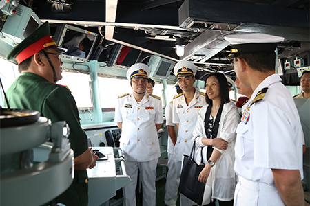 Cán bộ, chiến sĩ Vùng 4 tham quan tàu Nhật Bản.