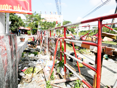 Rào chắn tàu lửa ngập rác