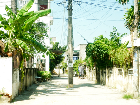 Trụ điện giữa đường