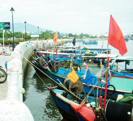 Ghe thuyền neo vào lan can bờ kè