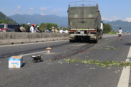 Lao vào xe đầu kéo, một người chết