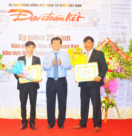 Đồng chí Trần Sơn Hải trao bằng khen của UBND tỉnh  cho tập thể, cá nhân Văn phòng Báo Đại Đoàn Kết  khu vực Nam Trung Bộ và Tây Nguyên
