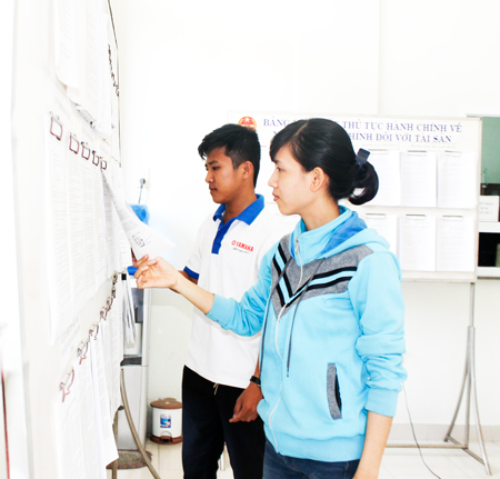 Người dân xem thủ tục hành chính về lĩnh vực thuế tại cơ quan thuế