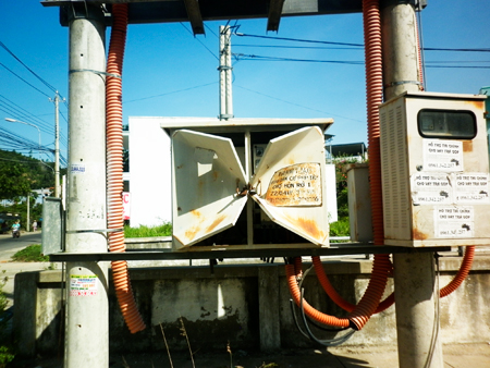 Nắp đậy biến áp bị phá