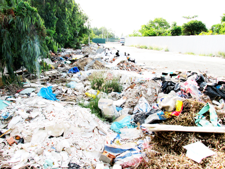 Đoạn đường thành bãi rác