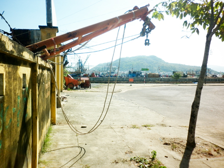 Dây lòng thòng trên vỉa hè