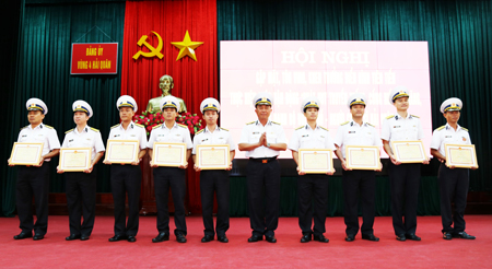 Tôn vinh và khen thưởng 17 cá nhân